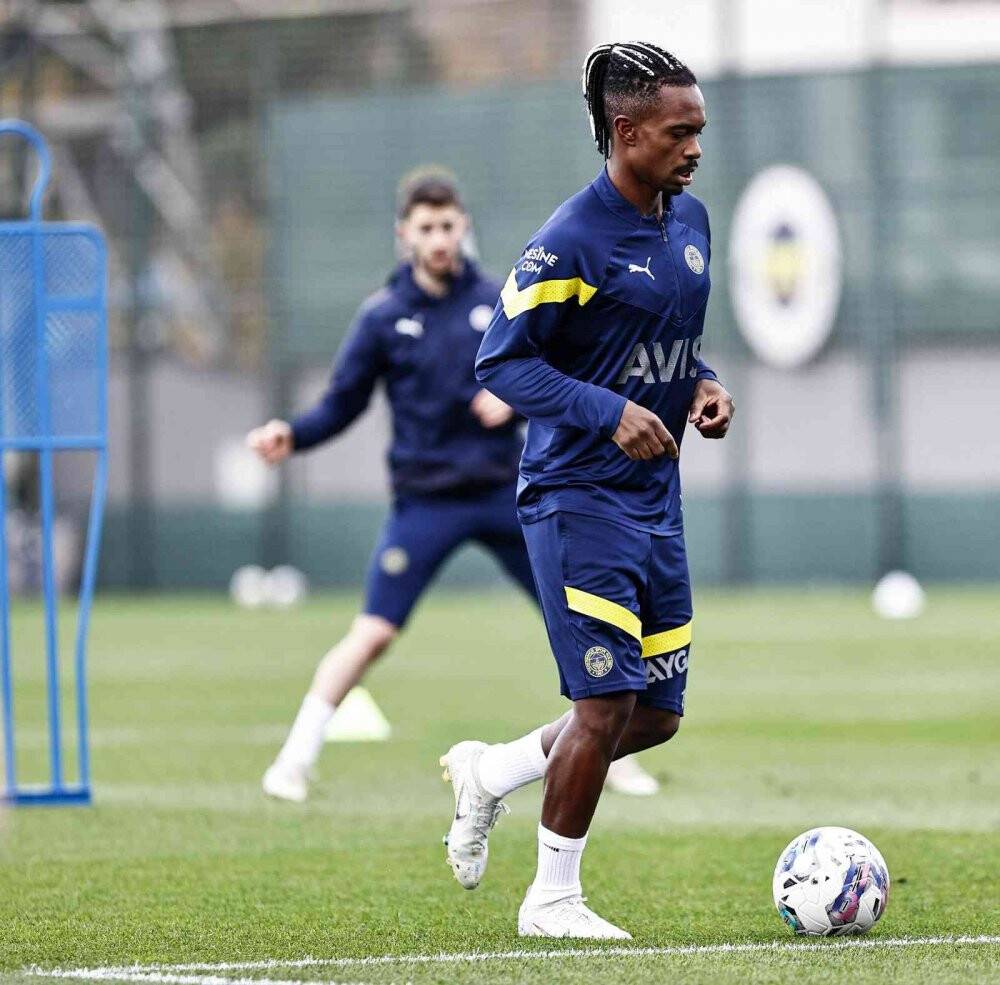 Fenerbahçe çalışmalarına devam ediyor