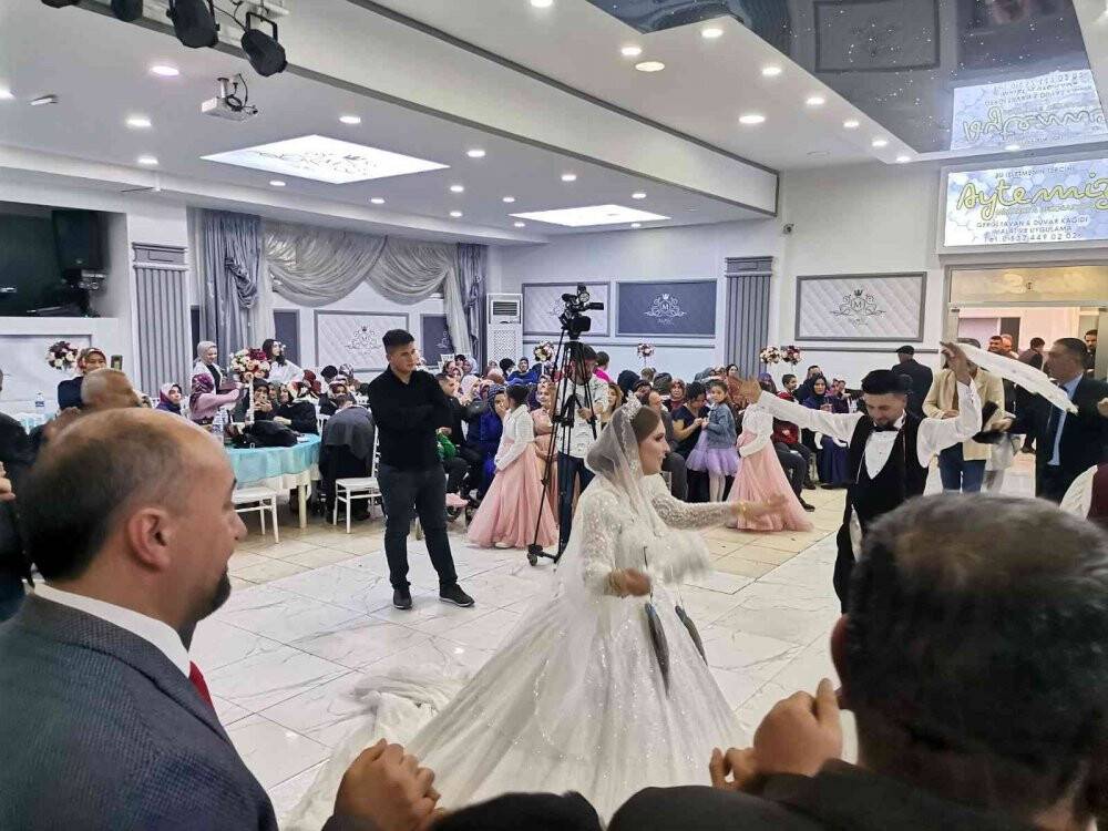 Gelin ve damada takı yerine "balık" taktı