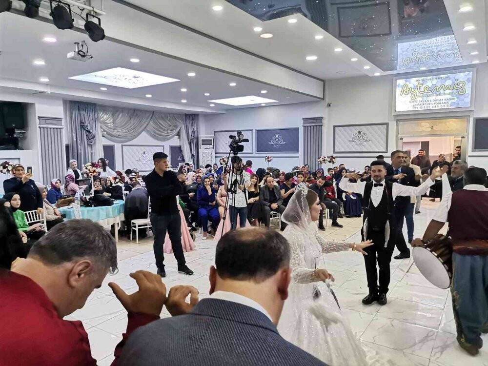 Gelin ve damada takı yerine "balık" taktı