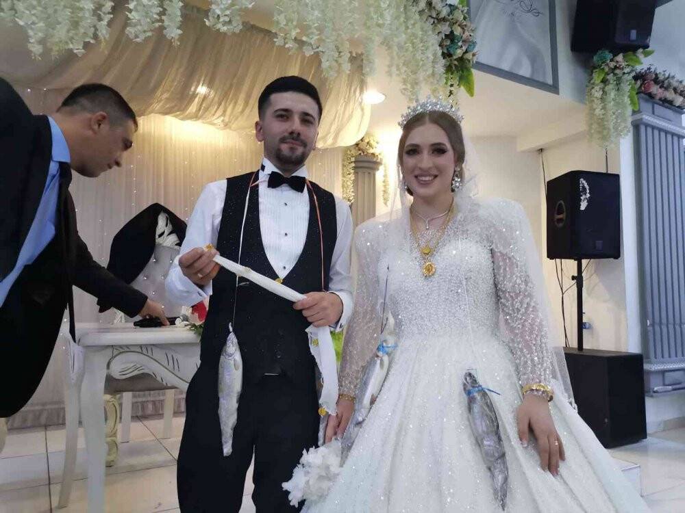Gelin ve damada takı yerine "balık" taktı