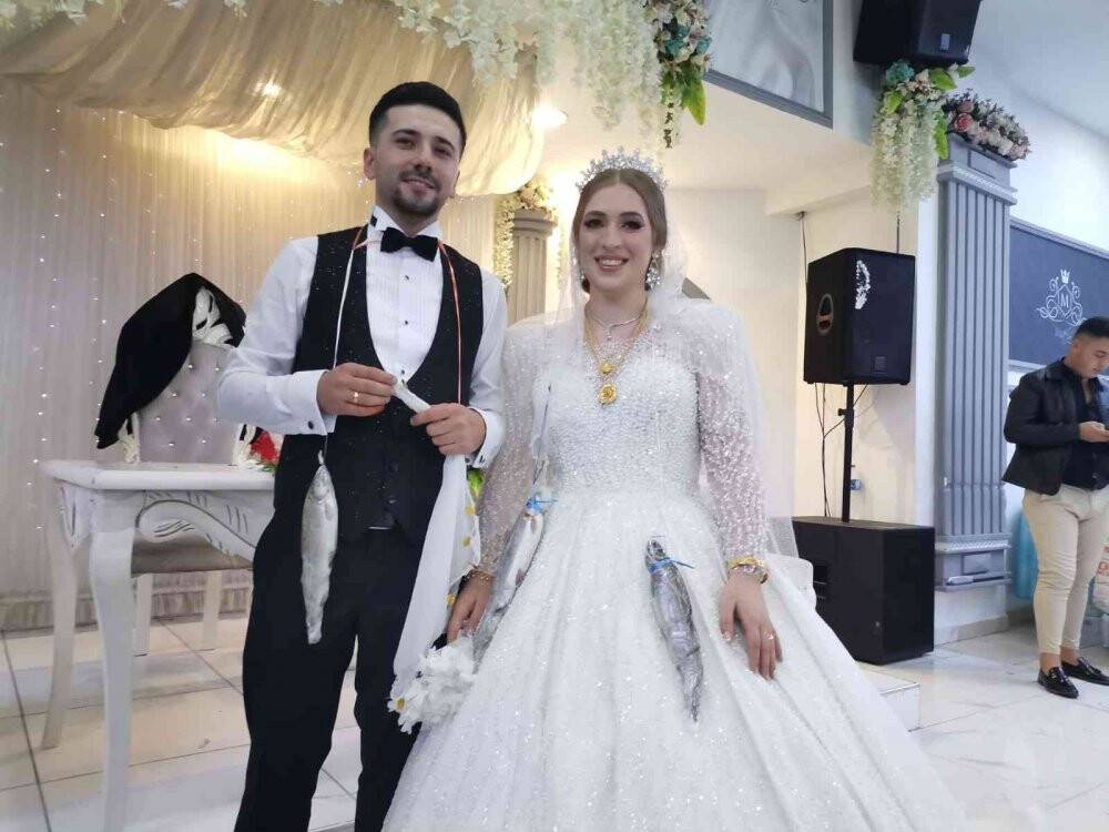 Gelin ve damada takı yerine "balık" taktı