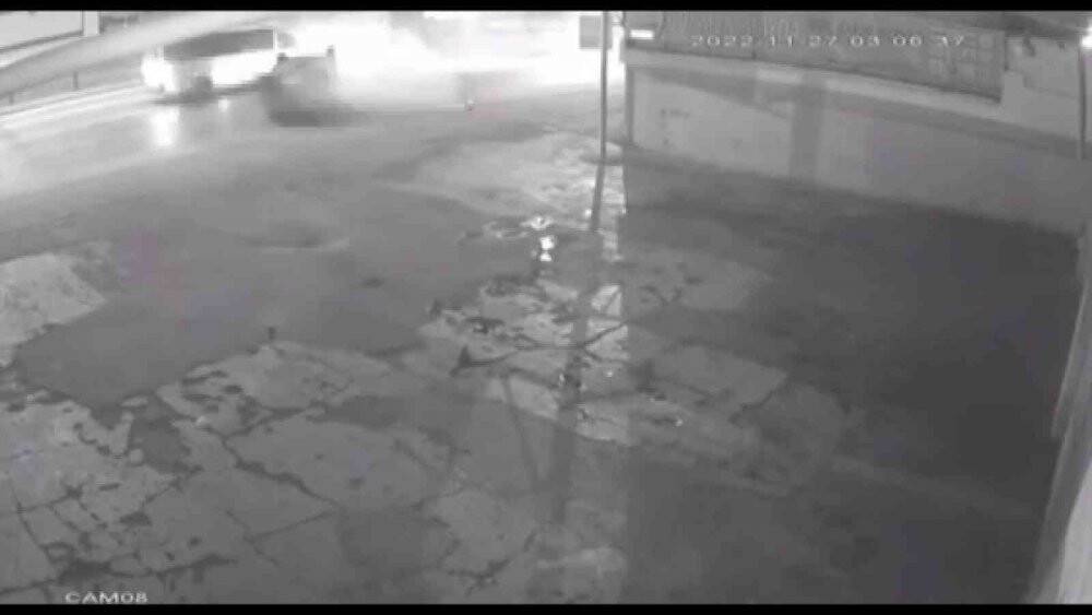 Yolun karşısındaki servis aracına çarparak durabildi