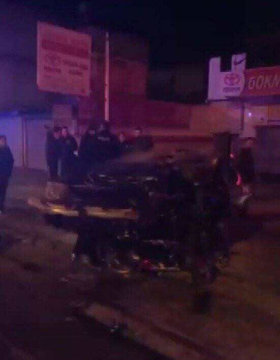 Yolun karşısındaki servis aracına çarparak durabildi