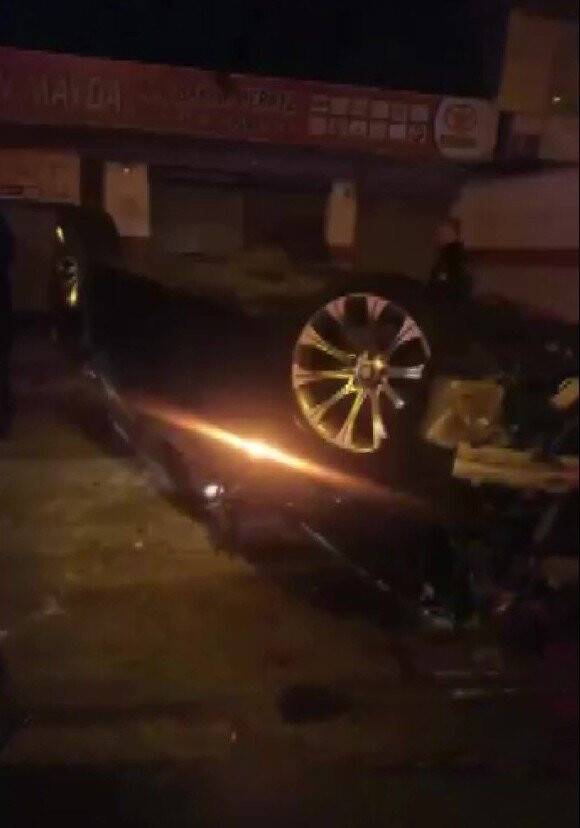 Yolun karşısındaki servis aracına çarparak durabildi