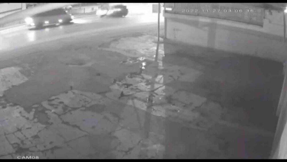 Yolun karşısındaki servis aracına çarparak durabildi