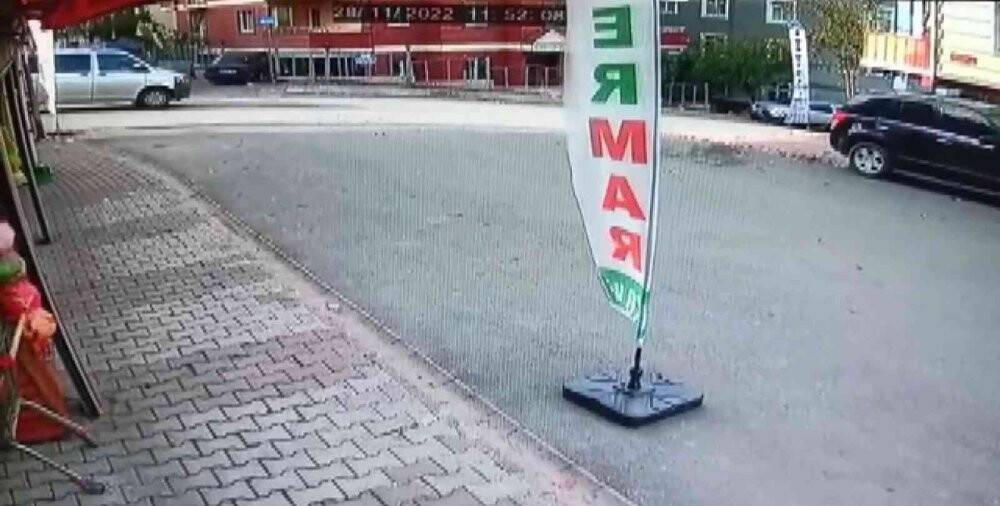 Bina bahçesine uçan otomobil daireye çarptı: 3 yaralı