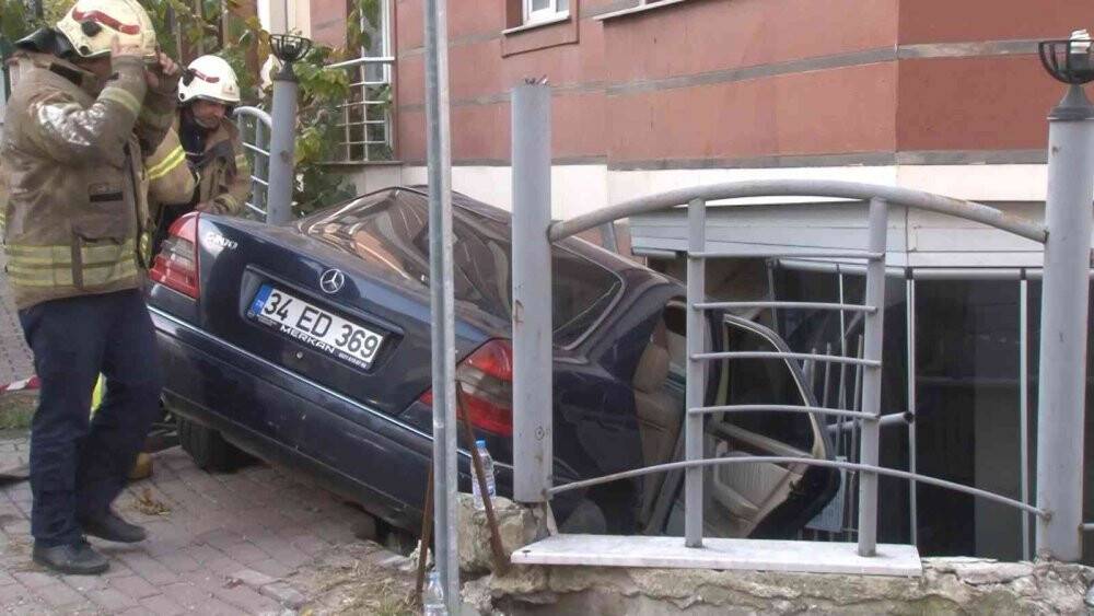 Bina bahçesine uçan otomobil daireye çarptı: 3 yaralı