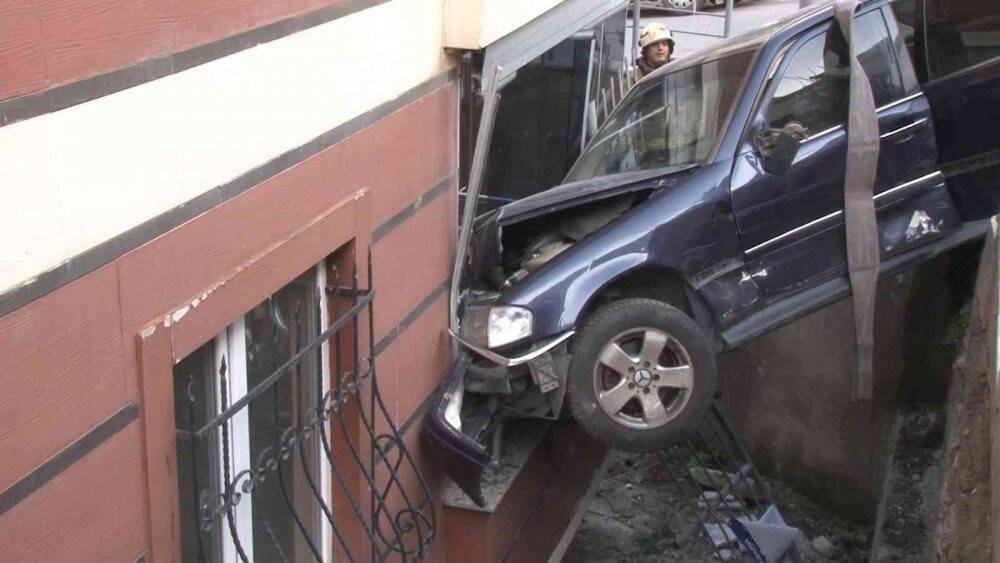 Bina bahçesine uçan otomobil daireye çarptı: 3 yaralı