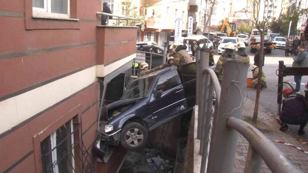 Bina bahçesine uçan otomobil daireye çarptı: 3 yaralı