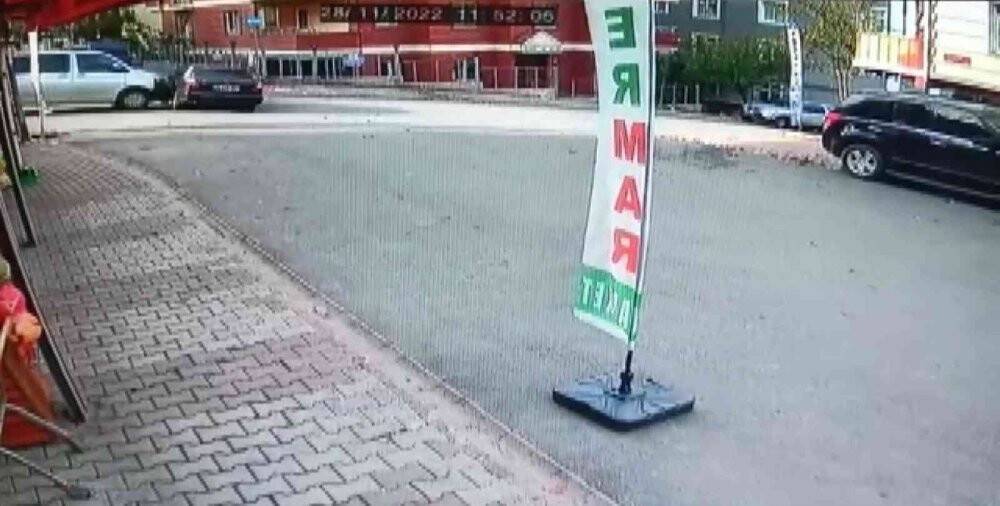 Bina bahçesine uçan otomobil daireye çarptı: 3 yaralı