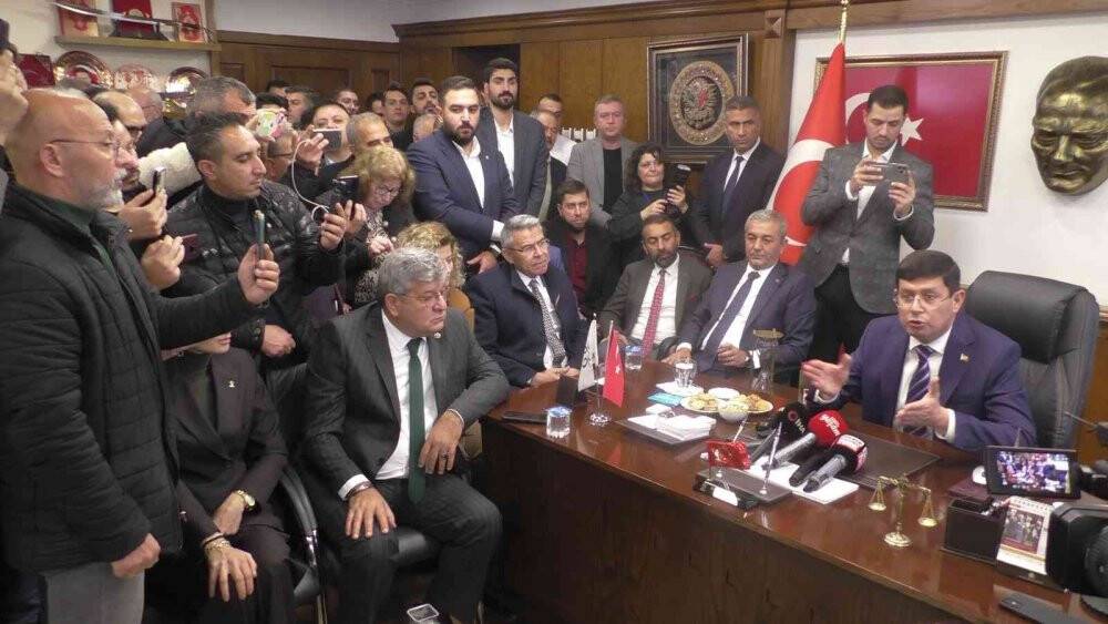 İYİ Parti’den AK Parti’ye geçen Başkan Özcan’a görkemli karşılama