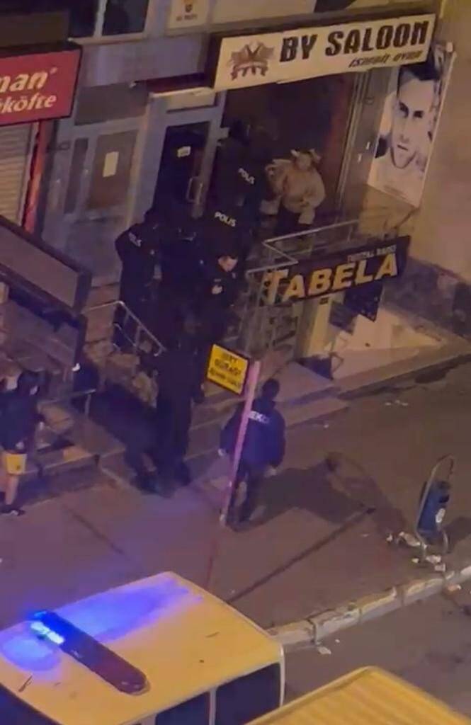 Kardeşine silah doğrulttu