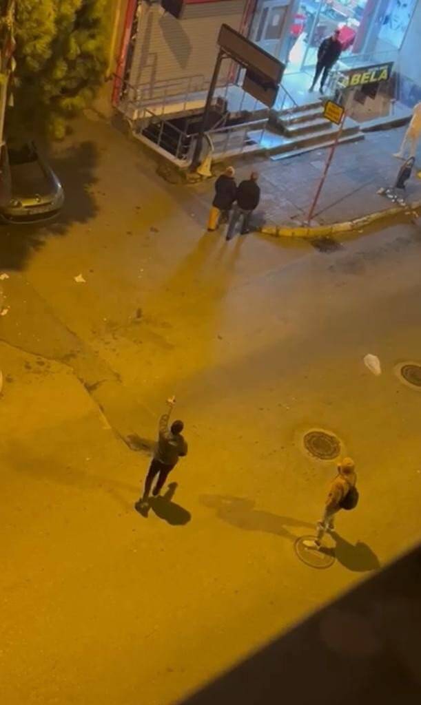 Kardeşine silah doğrulttu