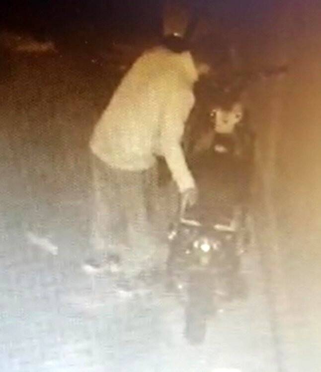 Motosiklet hırsızlarının rahat tavrı güvenlik kameralarına yansıdı