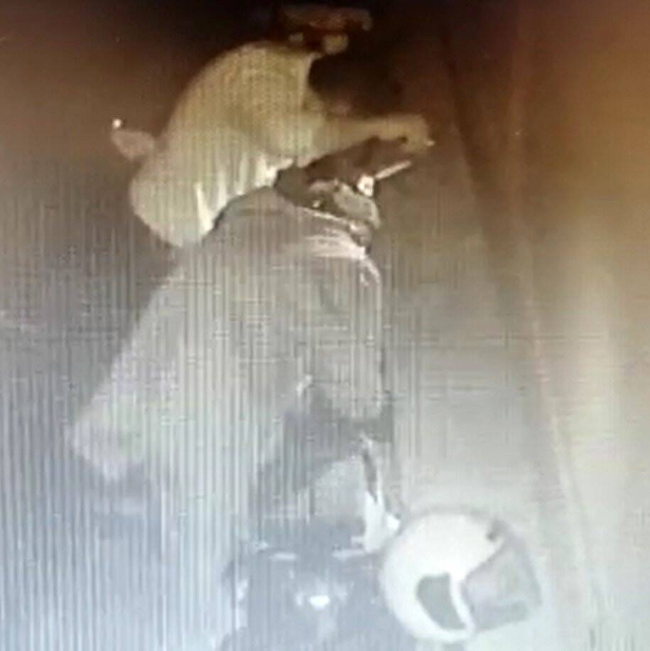 Motosiklet hırsızlarının rahat tavrı güvenlik kameralarına yansıdı