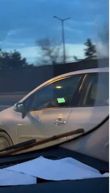 Seyir halindeyken maç izleyen sorumsuz sürücü trafiği tehlikeye soktu