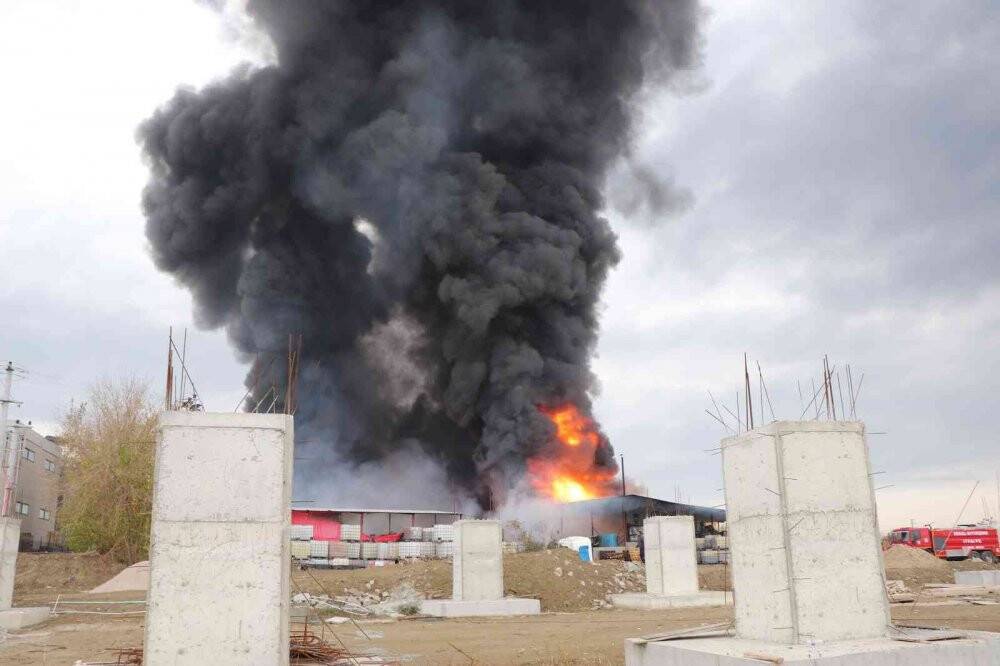 Yanan kimya fabrikasının çevresindeki diğer işletmeler boşaltıldı