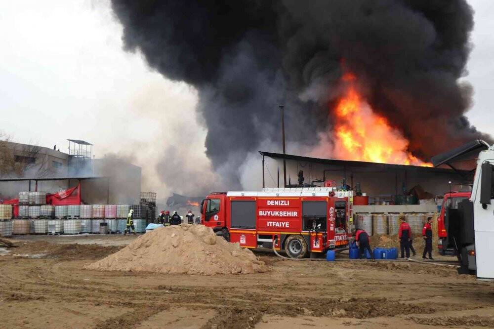 Yanan kimya fabrikasının çevresindeki diğer işletmeler boşaltıldı