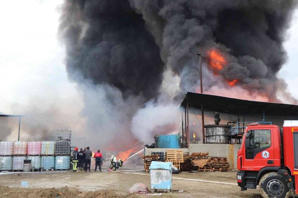 Yanan kimya fabrikasının çevresindeki diğer işletmeler boşaltıldı