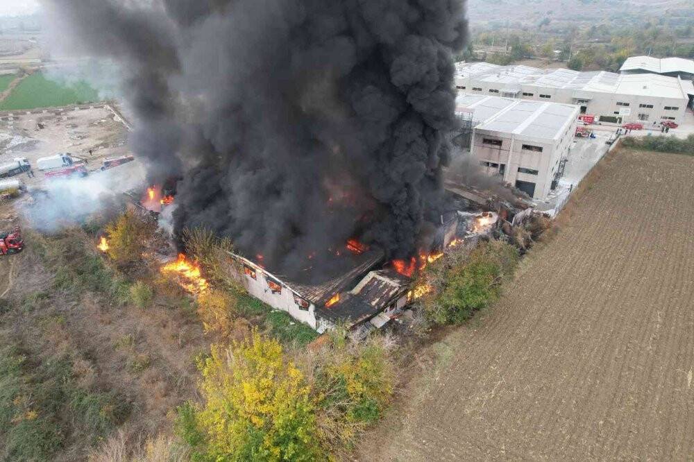 Yanan kimya fabrikasının çevresindeki diğer işletmeler boşaltıldı