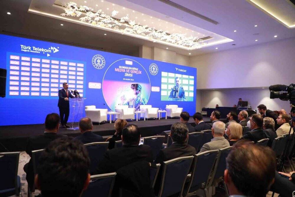 10 gençten yaklaşık üçü dijital okuryazarlık seviyesinde