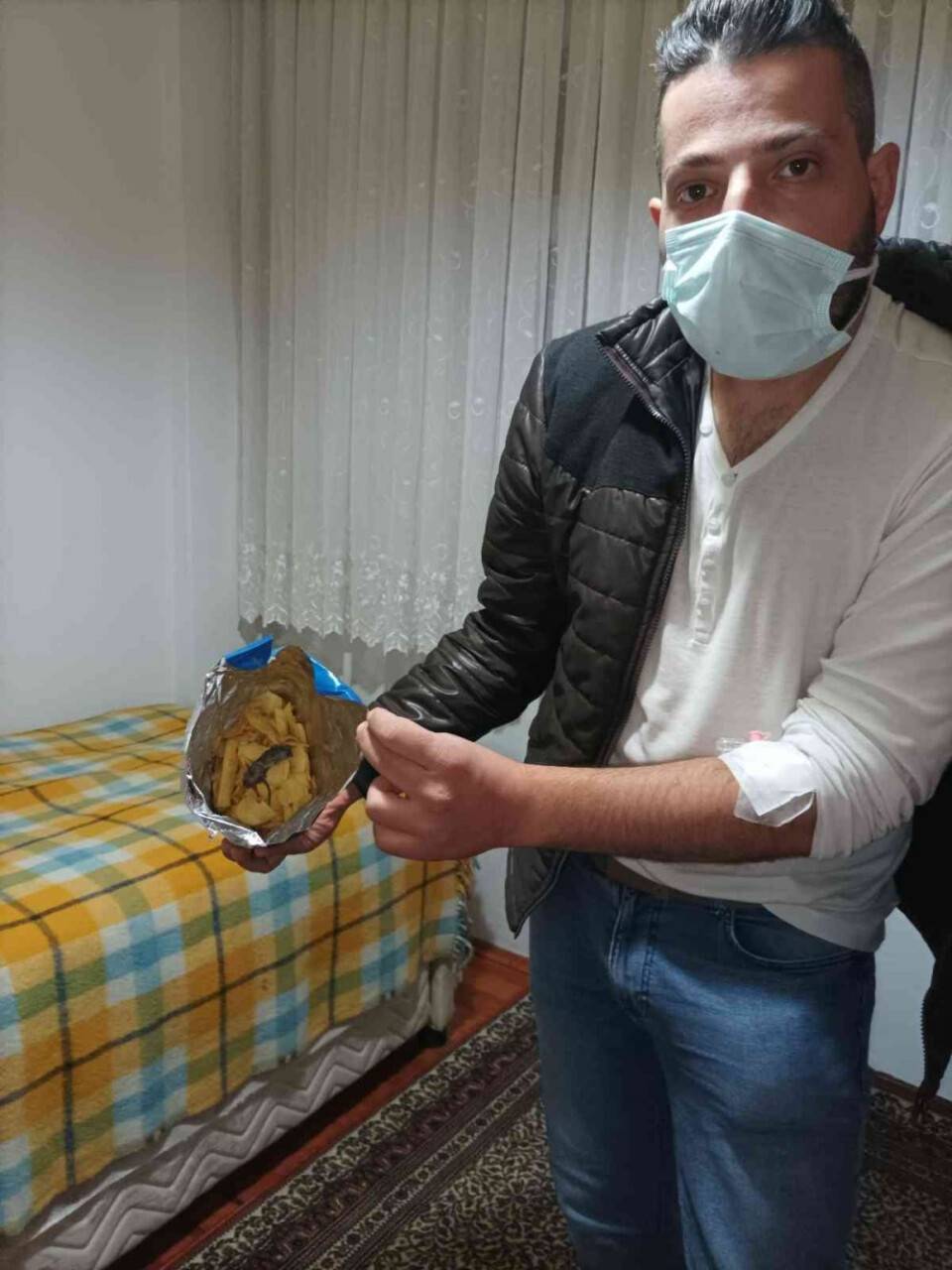 Cips poşetindeki fareye takipsizlik