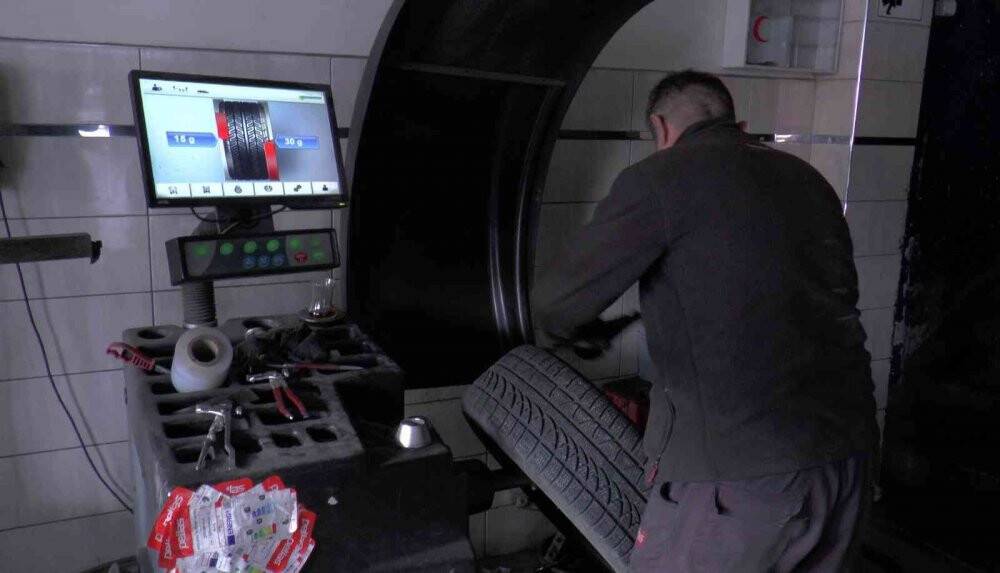 Lastikçilerden ’kar yağmadan kış lastiği taktırın’ çağrısı