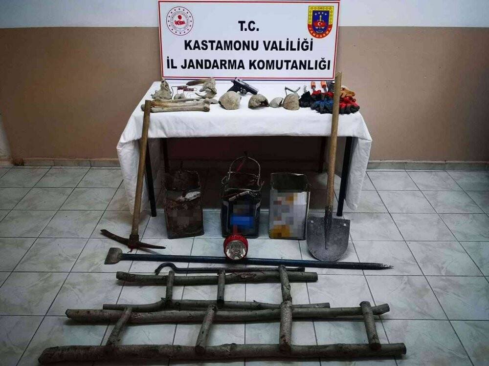 Önce patlayıcıyla, 1 hafta sonra kazı yaparken yakalandılar