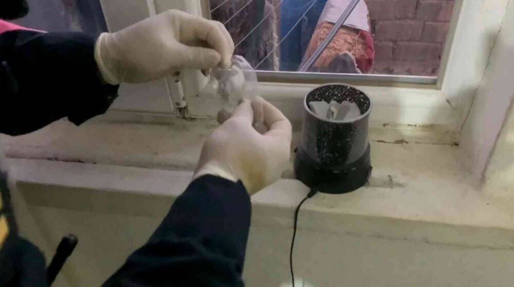 Gece lambasından uyuşturucu çıktı