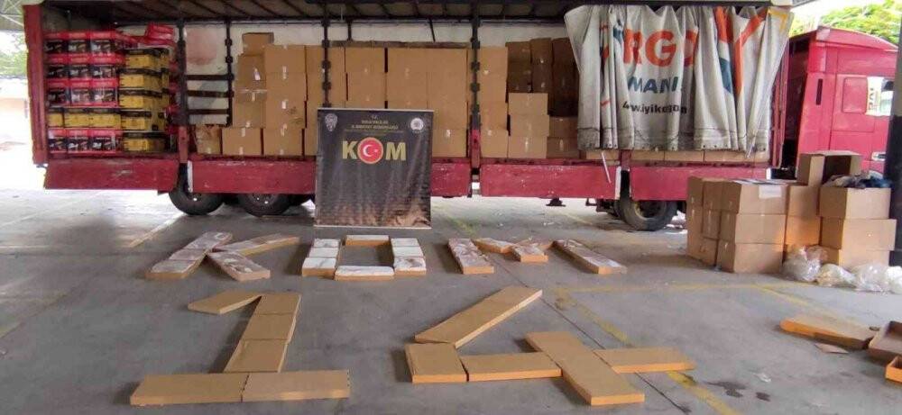 Koliler içerisine gizlenmiş 7 milyon 645 bin kaçak sigara ele geçirildi