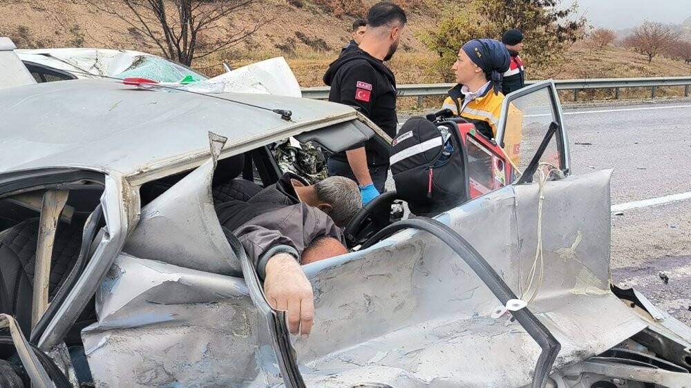 Tırın dorsesi 2 aracı biçti 2: ölü