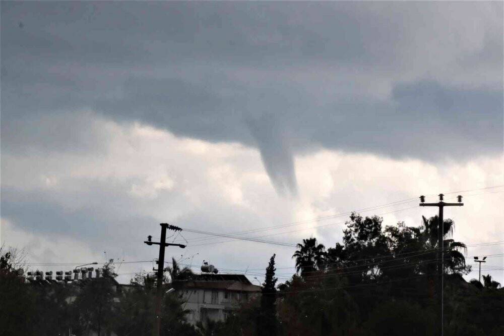 Çilek seraları sular içinde kaldı