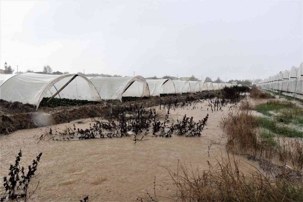 Çilek seraları sular içinde kaldı