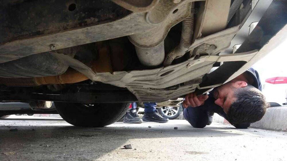 Otomobilin motor kısmından, dönerin kokusunu alınca çıktı