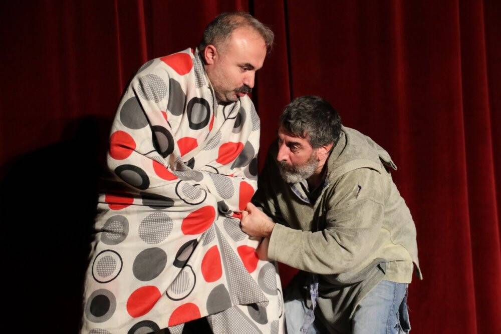 “Ziyafet Sofrası” tiyatro severlerle buluştu