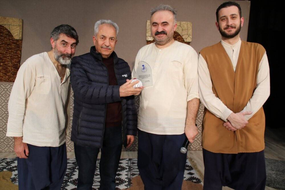 “Ziyafet Sofrası” tiyatro severlerle buluştu
