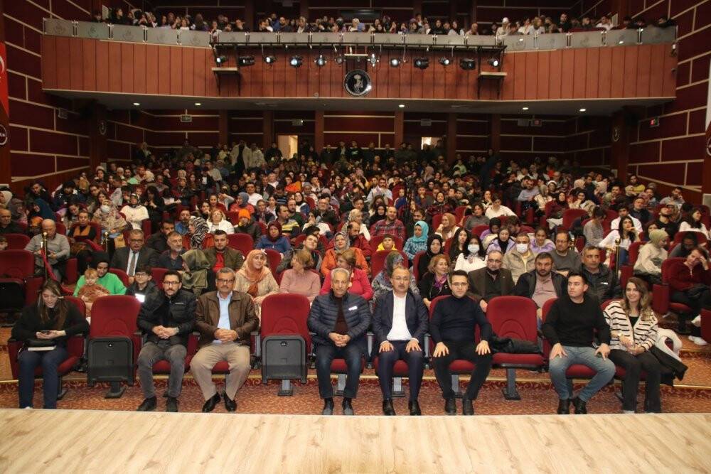 “Ziyafet Sofrası” tiyatro severlerle buluştu