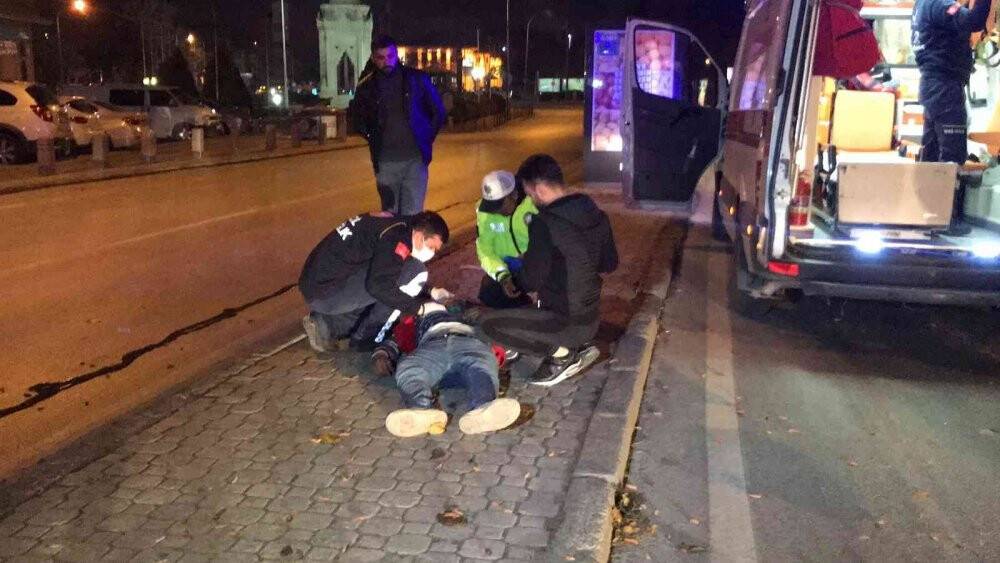 Yaralanan sürücüye ilk müdahaleyi yoldan geçen sağlık çalışanı yaptı