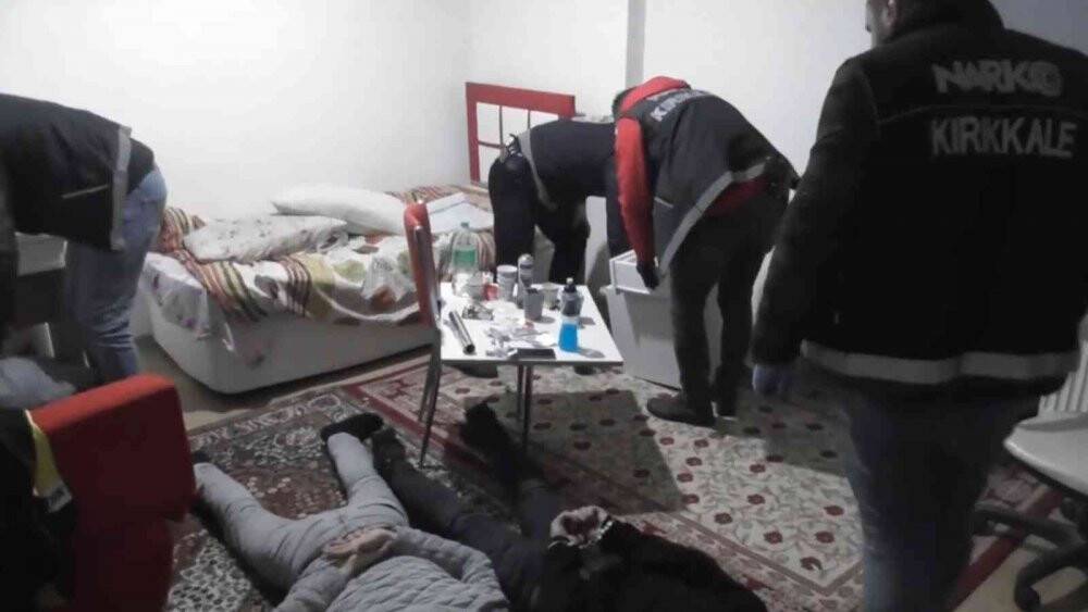 Zehir tacirleri bu sefer tuvalete saklamışlar