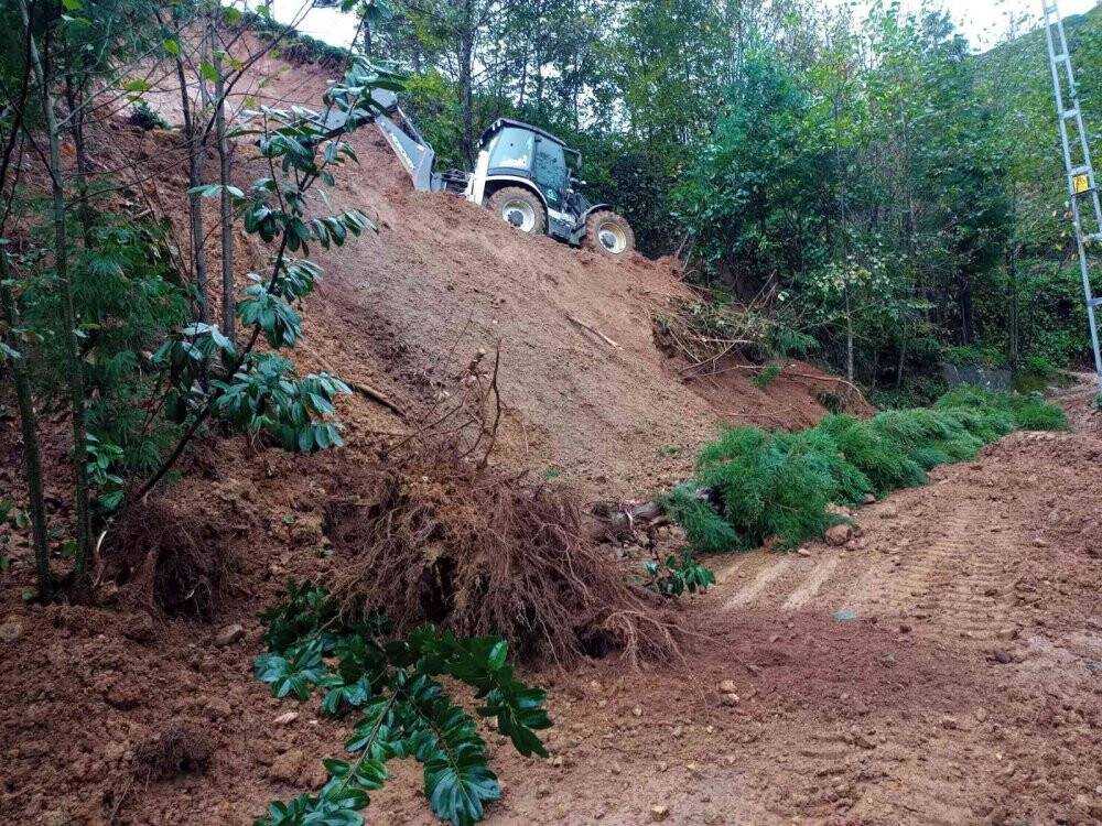 Rize’de heyelan nedeniyle kapanan 2 köy yolu için çalışmalar sürüyor