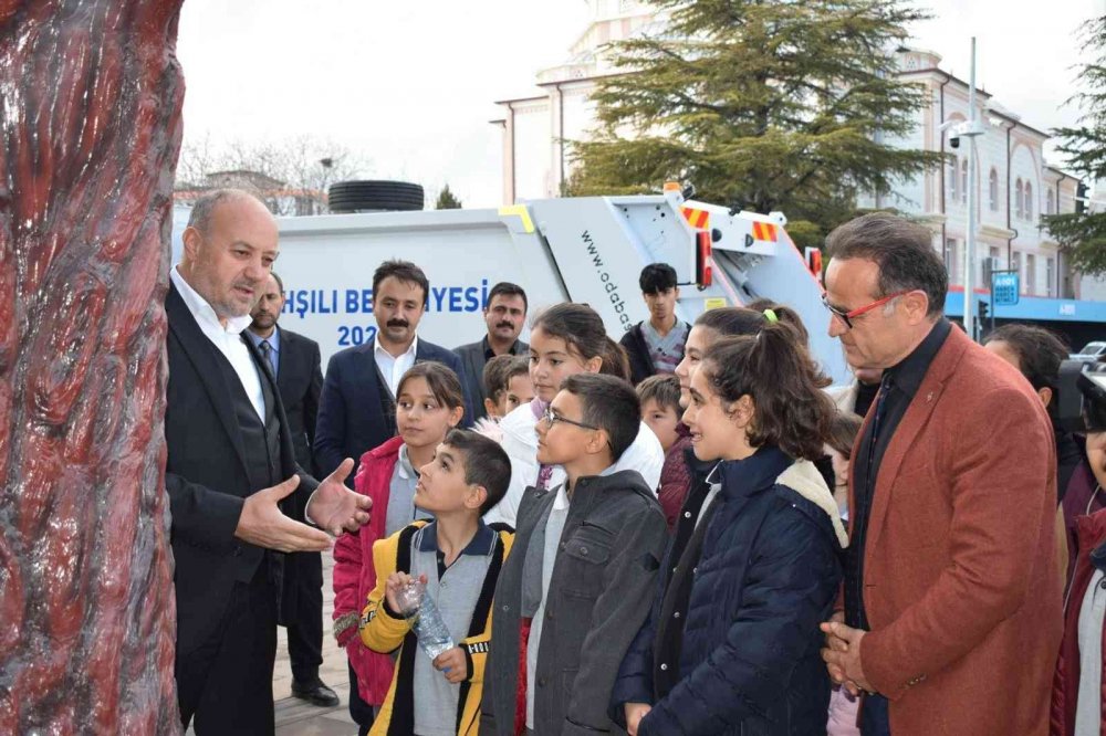 Yapay zekaya sahip ağaç, çocukların sorularını yanıtlıyor