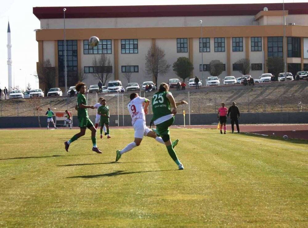 1922 Konyaspor evinde puan kaybetti