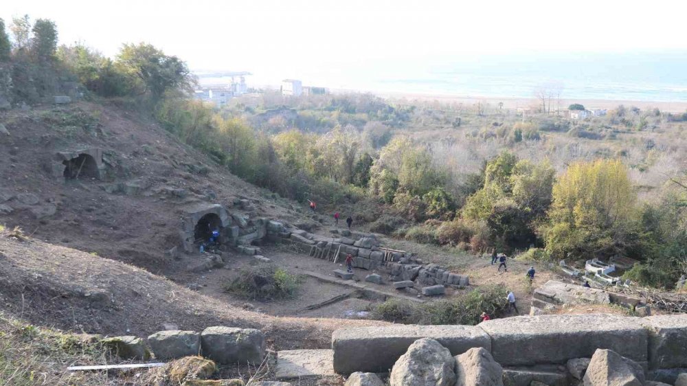 Karadeniz kıyısında günümüze ulaşabilen tek antik tiyatro