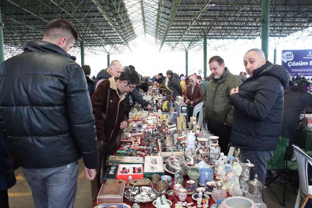 Yılın son antika pazarına yoğun ilgi