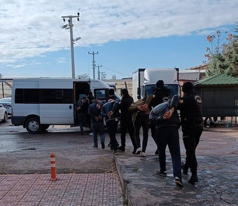 Kablo hırsızları suçüstü yakalandı