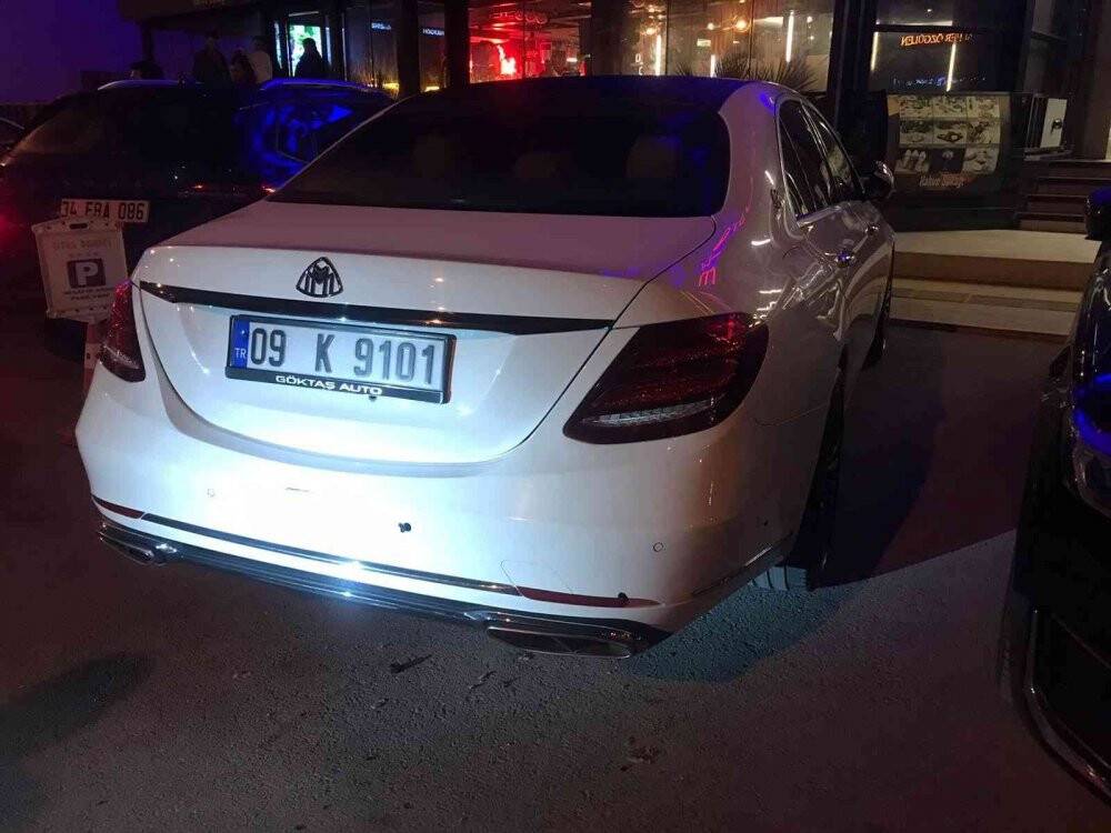 Park halindeki otomobili kurşunladılar