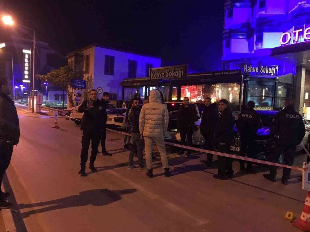 Park halindeki otomobili kurşunladılar