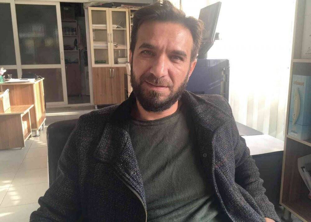 Alev alan otomobili soğukkanlı esnaf söndürdü