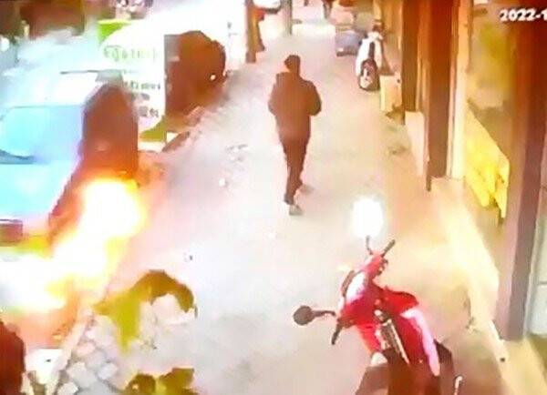 Alev alan otomobili soğukkanlı esnaf söndürdü