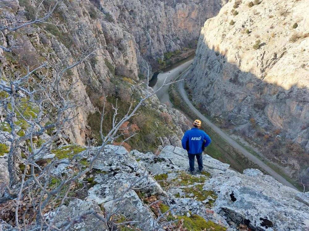 Dağlık alanda mahsur kalan keçileri AFAD kurtardı